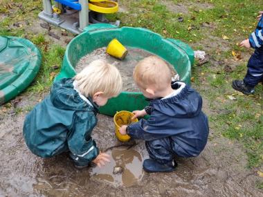 Børn leger med vand på legeplads